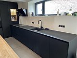Cuisine  noir Mat avec plan de travail compact noir mat verni &agrave; Walcourt - Cuisines &eacute;quip&eacute;es design compl&egrave;tes Cr&eacute;a-M